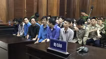 Chiều khách hết mình cả chủ lẫn tớ kéo nhau vào tù