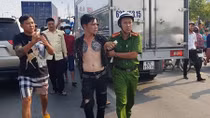 Cầm dao cố thủ trong xe khi bị CSGT truy đuổi