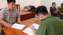 Tạm giữ 137 phuy nhớt không có hóa đơn chứng từ