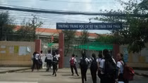 Bênh con, cha mẹ vào tận lớp đánh trả thù