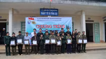 Tuổi trẻ Bộ Tư lệnh CSCĐ khám bệnh, cấp phát thuốc miễn phí cho đồng bào biên giới.