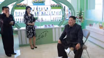 Ông Kim Jong un bất ngờ dẫn phu nhân xinh đẹp đi chọn mỹ phẩm