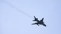 Máy bay quân sự Su-22 của Iran lao xuống đất nổ tung