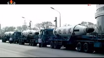 Triều Tiên khoe tên lửa phóng từ tàu ngầm trong lễ diễu binh 