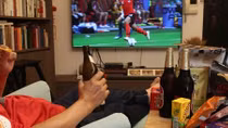 Cảnh báo nguy cơ đột tử khi xem World Cup không đúng cách
