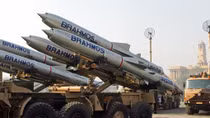Ấn Độ rầm rập đưa 100 quả tên lửa Brahmos áp sát biên giới giáp Trung Quốc