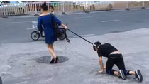 Dân mạng "ném đá" vì hành động "lạ" của một phụ nữ 