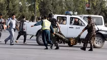 Khủng bố tấn công tên lửa ám sát Tổng thống Afghanistan khi đang phát biểu