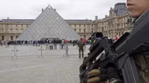 Tấn công điên cuồng bằng dao tại Bảo tàng Louvre