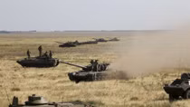 Hàng trăm chiến xa Nga rầm rộ chĩa súng sang Ukraina