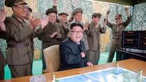 Vì sao Chủ tịch Triều Tiên Kim Jong un ngày càng phải xuất hiện trước công chúng?