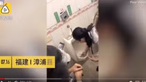 Không hoàn thành doanh thu, trưởng phòng ép nhân viên ăn gián và uống nước tiểu