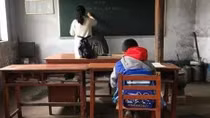 Trường học cô đơn nhất thế giới nhưng ấm áp tình thầy trò