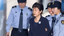 Cựu tổng thống Park Geun Hye bị còng tay trong phiên tòa lịch sử