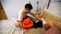 Xót xa câu chuyện bác sĩ “cưới” búp bê sau khi vợ mất vì ung thư