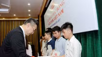 Trao 60 suất học bổng cho sinh viên tại Hà Nội và TP Hồ Chí Minh