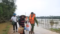 Ghi từ "rốn lũ" Hà Tĩnh: (Nghịch lý) xây nhà tránh lũ nhưng không thể an cư