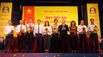 Nhà văn Nguyễn Thị Thu Huệ được bầu làm Chủ tịch Hội Nhà văn Hà Nội