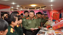 Khai mạc triển lãm sách về Chủ tịch Hồ Chí Minh với CAND và QĐND