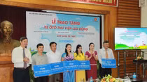 Trao tặng xe ô tô thư viện lưu động đa phương tiện cho 5 tỉnh