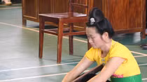 Xem các cô gái thi đấu bắn nỏ