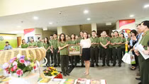 Trao quà cho các đơn vị tham gia triển lãm “CAND làm theo lời Bác dặn”