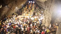 Chen chân Khai hội chùa Hương