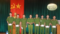 Thứ trưởng Lê Quý Vương động viên 8 cán bộ chiến sĩ bị thương khi làm nhiệm vụ