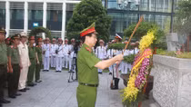 Dâng hoa tưởng niệm Chủ tịch Hồ Chí Minh