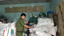 Từ 3 bao tải lần ra kho chứa gần tấn bột ngọt giả