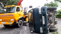 Hoảng hồn cảnh xe tải mất lái tông dải phân cách rồi lật nhào giữa đường