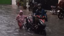 Gió giật bay mái tôn, đường điện phát nổ trong cơn mưa