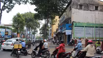 Sốc với cảnh xe buýt ngang nhiên chạy trên... vỉa hè 