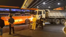 Xe khách va chạm với xe ben, hành khách hoảng hốt kêu cứu 