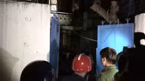 Lửa thiêu rụi căn nhà trong hẻm
