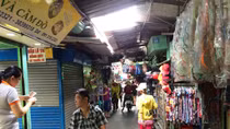 Chỉ nhìn cũng bị đâm gục giữa chợ