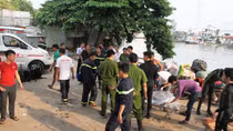 Lực lượng cứu hộ vớt được thi thể cô gái dưới cầu Kênh Tẻ