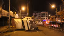 Hãi hùng xe container ôm cua, bất ngờ lật ngang đường