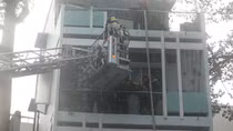 Hàng trăm người xem đá bóng hoảng loạn khi phát hiện nhà cháy