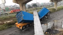 Xe container kéo sập cầu bộ hành
