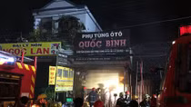 Cửa hàng phụ tùng ôtô bị thiêu rụi trong đêm