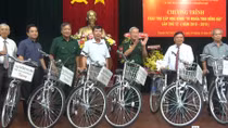 Phó Thủ tướng Thường trực tặng 30 xe đạp cho học sinh, sinh viên nghèo