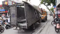 Mất phanh, xe chở nước đá lật ngang dưới dốc cầu