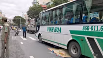 Cụ bà nhặt ve chai bị xe khách cán tử vong
