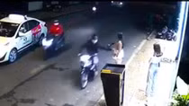 Cô gái bị tên cướp giật hụt túi xách trong lúc đợi xe