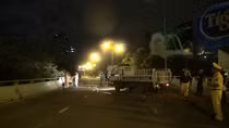 Chạy ngược chiều trên cầu, 2 thanh nhiên bị xe tải tông tử vong