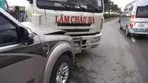 Xe đầu kéo lao qua dải phân cách đâm nát xe 7 chỗ