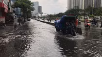 Máy bơm hoạt động nhưng đường Nguyễn Hữu Cảnh vẫn ngập sâu