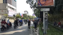 Cô gái ngất xỉu vì cành cây rơi trúng đầu