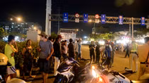 Người đàn ông bị xe tải kéo lê hơn 10